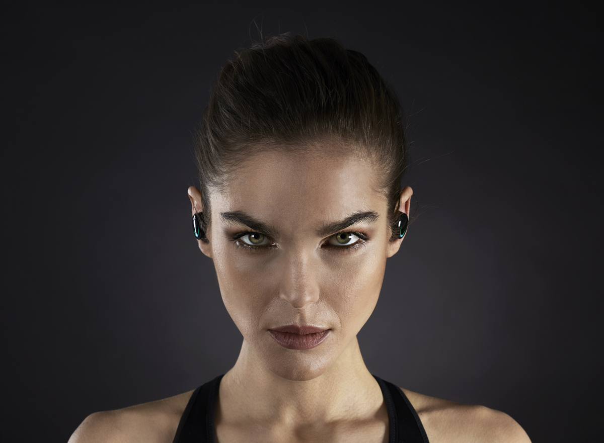 bragi_dash_black_model_03