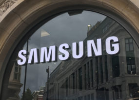 Das Logo von Samsung vor einem Geschäft.