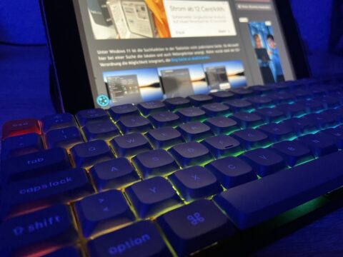 Die Keychron K3 Max vor einem iPad 9 mit einem Deskmodder-Artikel