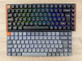 Die Keychron K2 HE (oben) im Vergleich mit der Keychron K3 Max (unten) bei 100% Beleuchtung