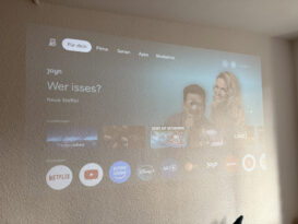 Das projizierte Bild des Xming Episode One auf einer Raufasertapete in einem mittelmäßig verdunkelten Raum
