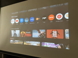 Das projizierte Bild des Xming Episode One auf einer Leinwand in einem stark verdunkelten Raum