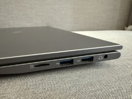Anschlussmöglichkeiten des Acemagic LX15 Pro auf der rechten Seite: Micro-SD-Kartenleser, zweimal USB 3.2 und 3,5mm-Klinkenstecker