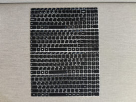 Die Tastaturmatten des Acemagic LX15 Pro in vier verschiedenen Sprachen