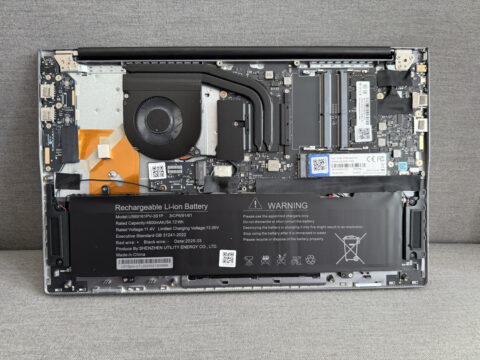 Die aufgeschraubte Unterseite des Acemagic LX15 Pro