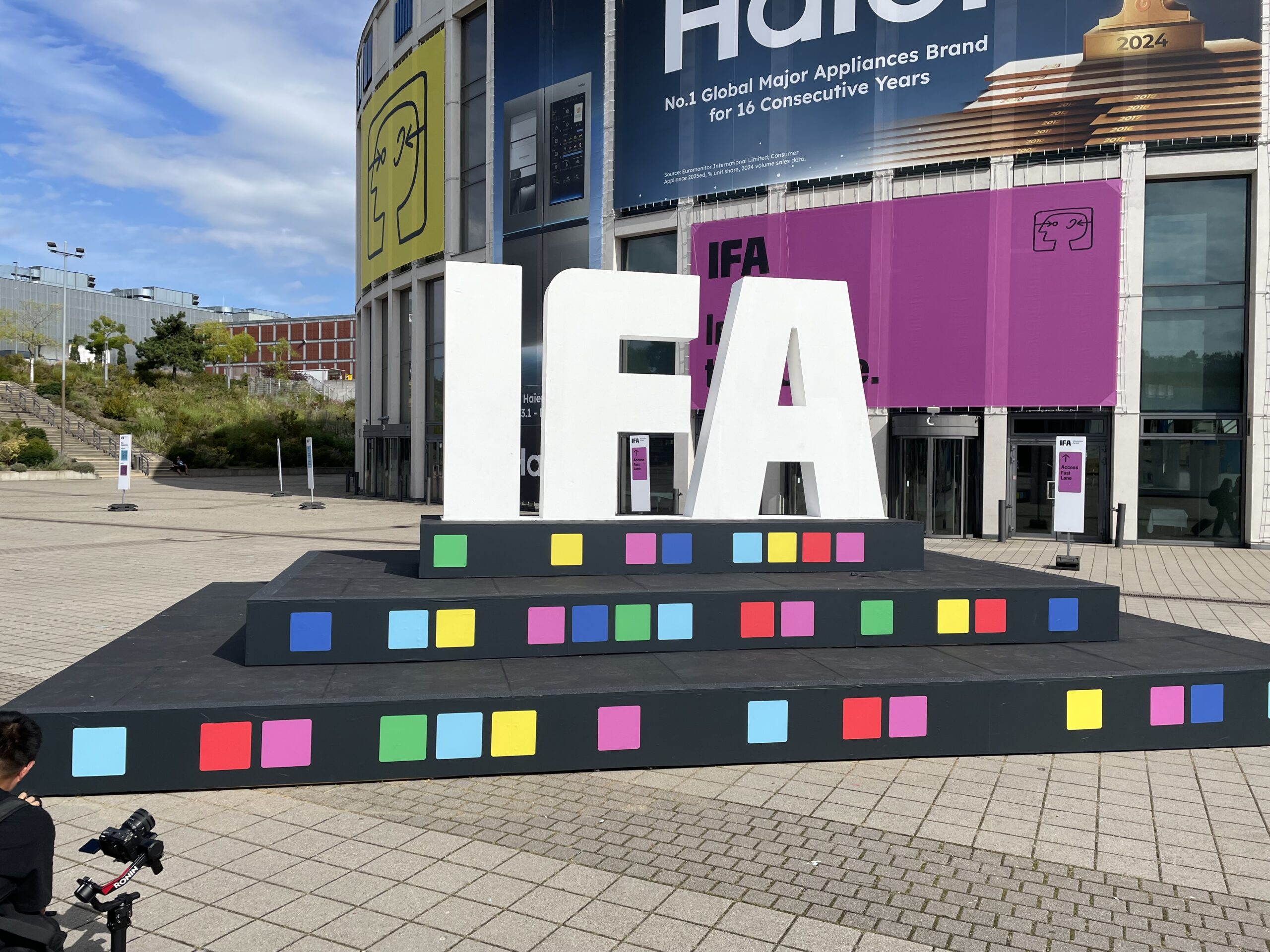 IFA-2025-InkPoster-Switchbot-AI-Art-Frame-Midea-Deutschland-Saugroboter-und-mehr