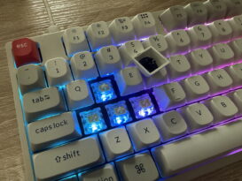 Entfernte W-, S-, A- und D-Tasten einer Keychron C2 Pro 8K mit aktivierter Hintergrundbeleuchtung und einer umgelegten Tastenkappe