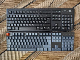 Keychron K10 QMK im Vergleich mit einer Logitech K120