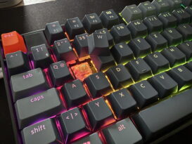 Die Keychron K10 QMK mit entfernter W-Tastenkappe