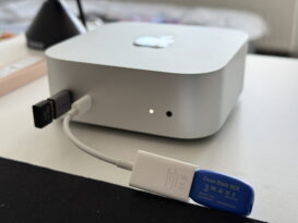 Der Mac mini M4 mit zwei angeschlossenen USB-Geräten