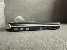 Links fanden ein DVD-Brenner, PCMCIA-Slot, Speicherkartenleser und ein USB-Anschluss Platz.