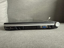 Rechts finden sich mit zwei USB-Anschlüssen, RJ-11 (Modem), RJ-45 (Ethernet), VGA und Netzteilanschluss die meisten Anschlüsse.