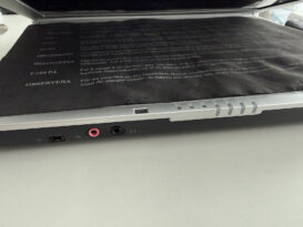 Vorne gibt es Status-LEDs, Firewire und Kopfhörer-/Mikrofoneingang.