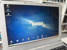 Das spiegelnde 12,1"-Display hat gute Farben, aber keine sonderlich hohe Helligkeit.