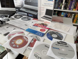 Zahlreiche Disks und Papierkram kramt man aus der Notebookpackung.