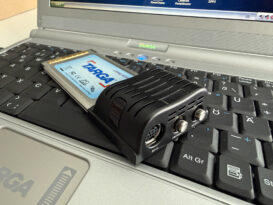 Die TV-Karte wird in den PCMCIA-Slot des Notebooks gesteckt. Sie ermöglicht Empfang für DVB-T und UKW. Zusätzlich können analoge Quellen aufgenommen werden.