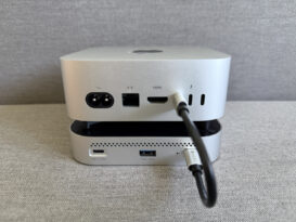 Novoo MC01 unter dem Mac mini M4 mit angeschlossenen USB-C-Kabel (hinten)