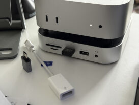 Der Mac mini M4 mit dem Novoo MC01, einem USB-Dongle, zwei USB-C-Adaptern und einer microSD-Karte