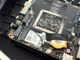 Das Mainboard des AceMagic Kron Mini K1 mit entfernter M.2-SSD und sichtbarer Realtek-Karte