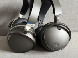 Audeze Maxwell 2 ANC neben einem Audeze Maxwell von der Seite